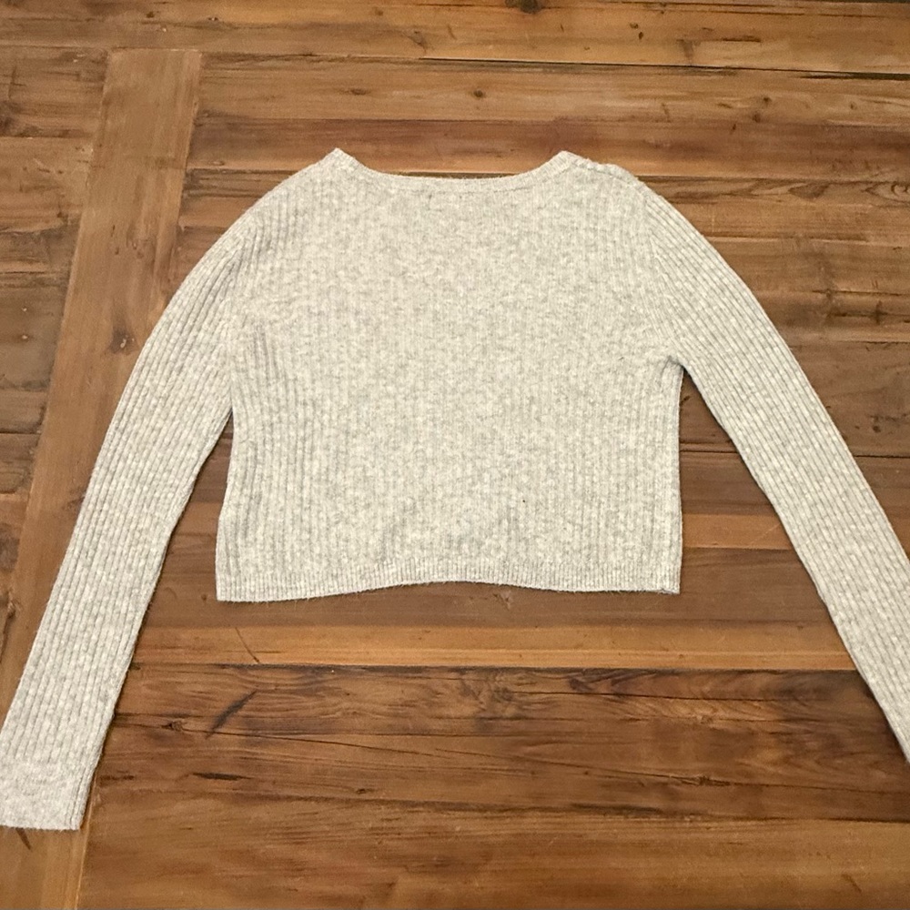Francesca's Collections Light Gray Ribbed Cropped Sweater - Picture 4 of 7